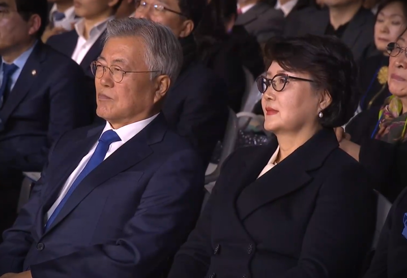 <b>검찰</b>, 문재인 전 <b>대통령 부부</b> 계좌 추적