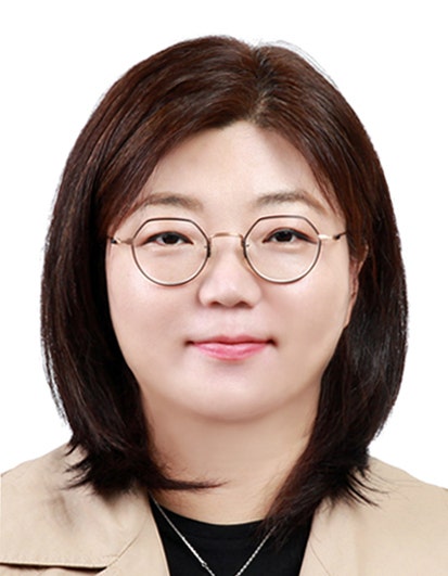 <b>어도어</b>, <b>대표이사</b> 교체…<b>민희진</b> 측 "일방적 해임" 반발