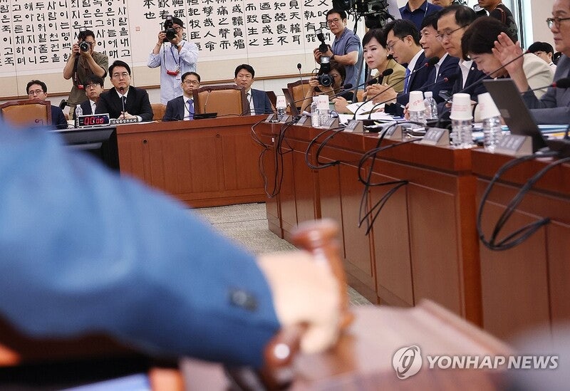 "<b>검찰총장</b>이 제왕이냐" vs"위법 아냐"... <b>심우정</b> 인사청문회 한 때 '정회...