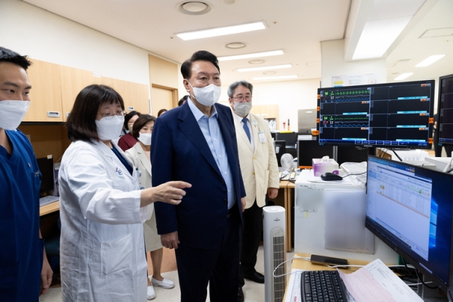 경기도 의정부시 권역응급의료센터인 가톨릭대 의정부성모병원을 방문한 윤석열 대통령. / 사진 = 대통령실 제공