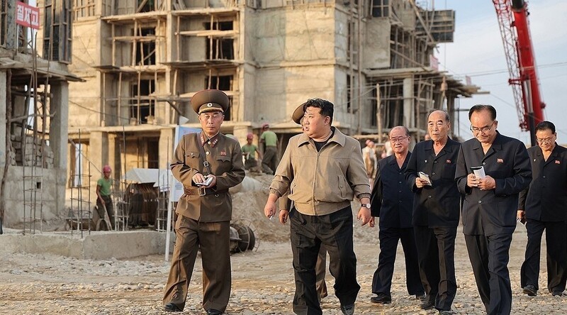<b>김정은</b>, <b>수해지역 세 번째</b> 방문…"건설물 질이 복구사업 최우선"