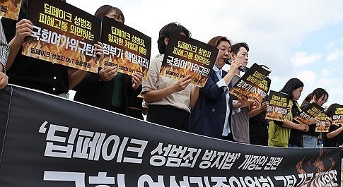 "올해 <b>딥페이크 피해 학생</b> 일주일 새 10명 늘어"
