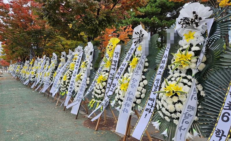 '<b>학폭</b> 자녀 <b>시의원</b> 제명하라'…성남시의회 앞에 놓인 <b>근조화환</b>