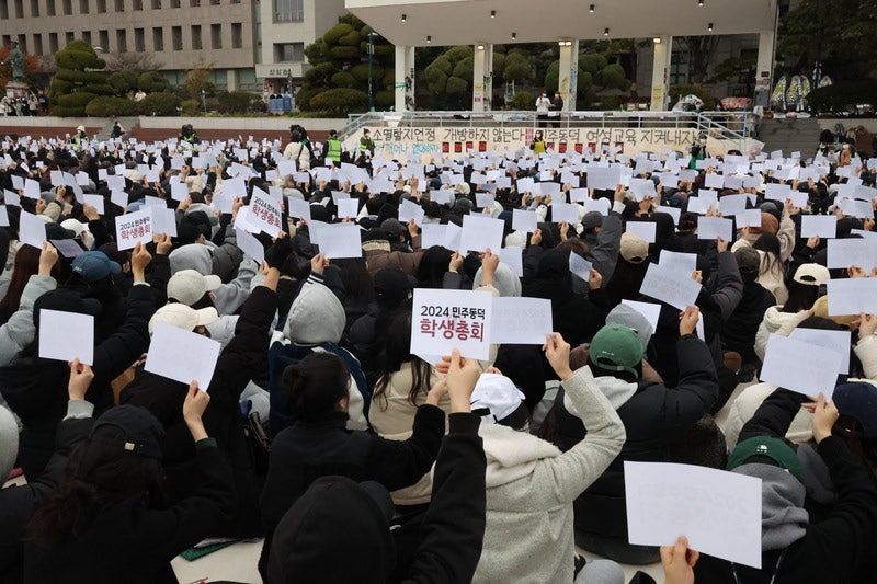 <b>동덕여대</b> 99.9% "남녀<b>공학</b> <b>전환</b> 반대"…기권 2명
