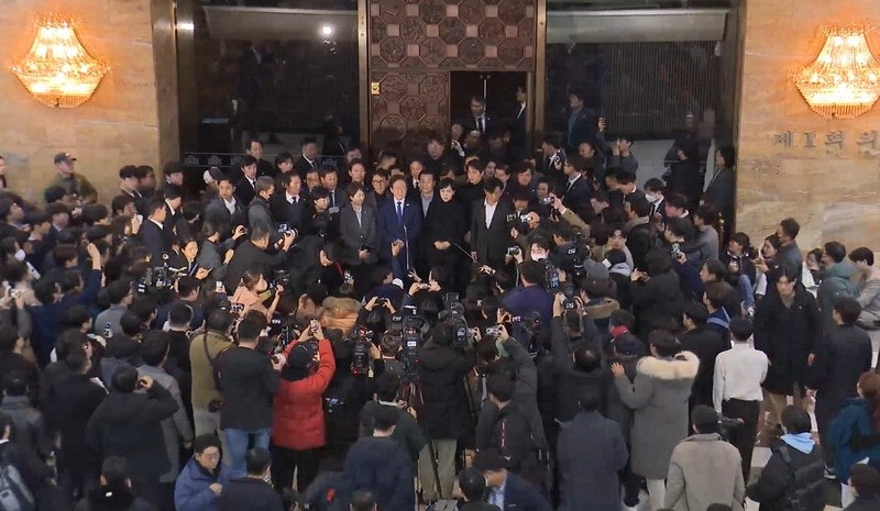 민주 "윤 <b>대통령</b>, 즉각 <b>퇴진</b> 안 하면 탄핵 절차 돌입"