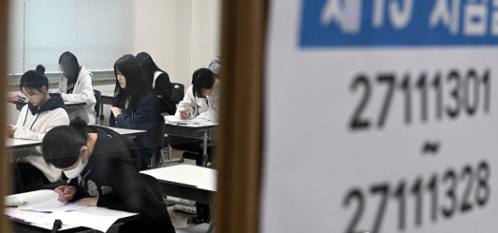 국·영·수 작년보다 쉽고 사탐은 어려웠다…올해 <b>수능</b> <b>만점자</b>는 <b>11명</b>