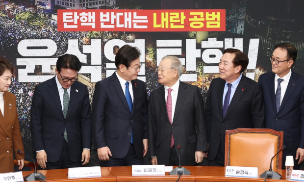 <b>이재명</b> "<b>경제</b> 불<b>안정</b>해… 현장 말씀 많이 듣겠다"