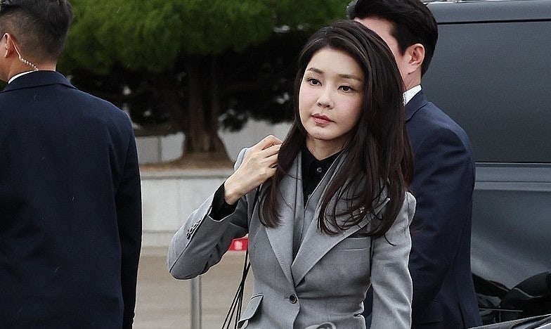 영국 매체 "한국의 <b>맥베스</b> 부인"…탄핵소추에 <b>김건희</b> 여사 조명