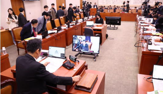 'AI 교과서, 교육자료로 격하' 법안, 야당 주도 <b>법사위 통과</b>