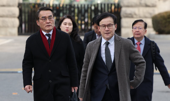 <b>체포영장 집행</b> 실패한 공수처…윤 대통령 측 "불법무효 <b>집행</b>"