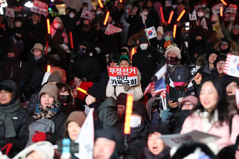 한밤중에도 한남동 <b>관저</b> 앞 <b>집회</b>는 계속…철야농성 예고