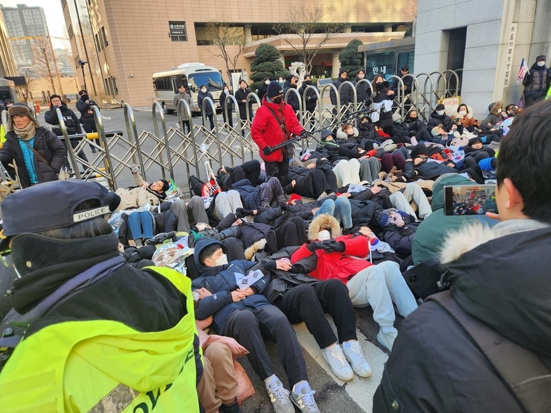 경찰, <b>서부지법</b> 앞 <b>윤 대통령</b> 지지 시위 강제 해산…"<b>집회</b> 금지 장소"