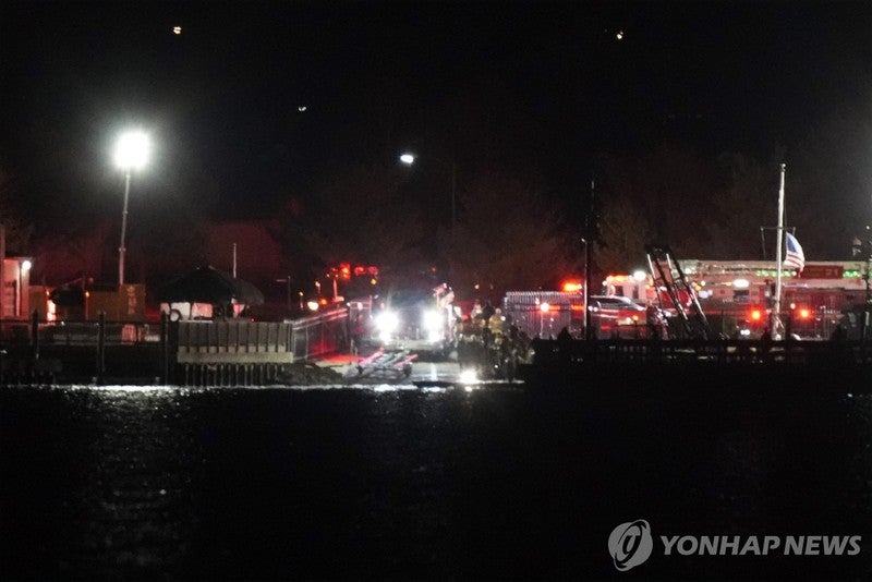 "시신 18구 수습"…미 워싱턴서 64명 탑승 <b>여객기</b>와 군 <b>헬기 충돌</b>