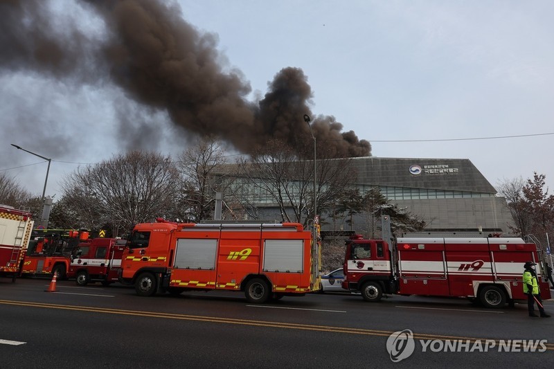 <b>용산 국립한글박물관 화재</b>…진화 작업 계속