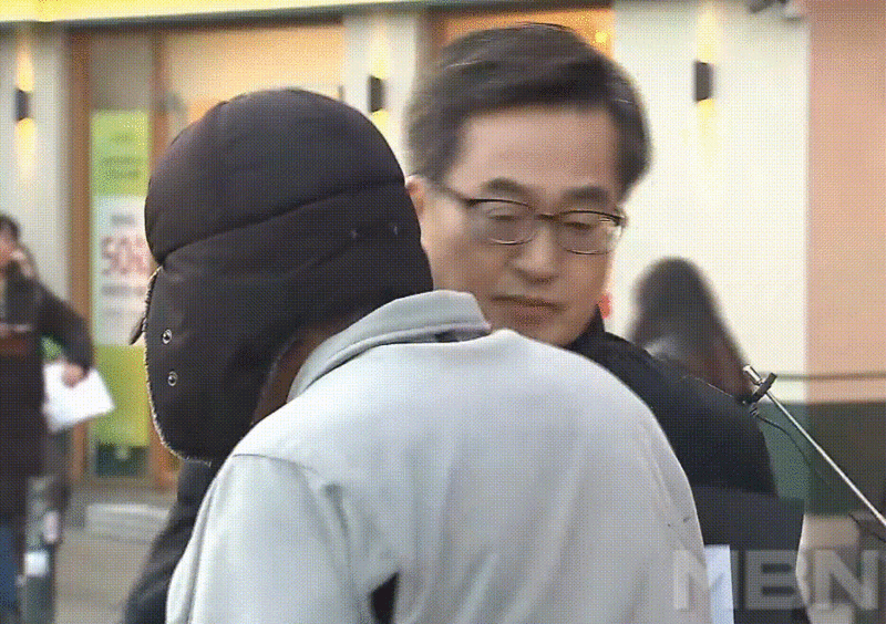 <b>1인 시위</b> 하던 <b>김동연</b>에 맥주캔 '퍽'