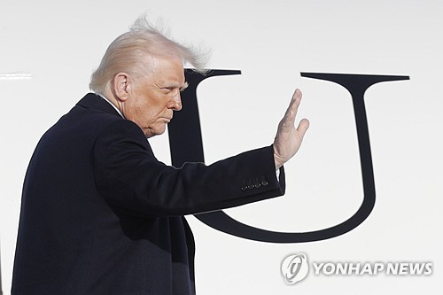 뒤끝 있는 <b>트럼프</b>…해리스·힐러리 <b>기밀접근권 박탈</b>