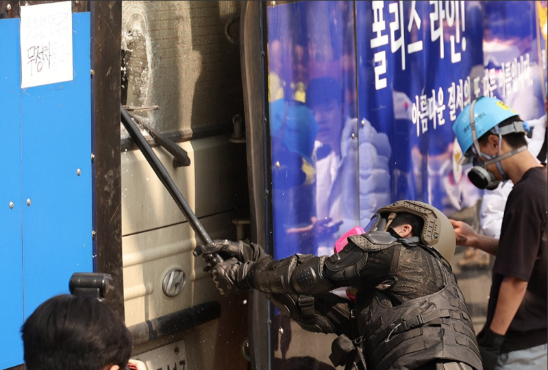 <b>곤봉</b>으로 <b>경찰버스 파손</b>한 지지자 구속 기로...오늘 영장실질