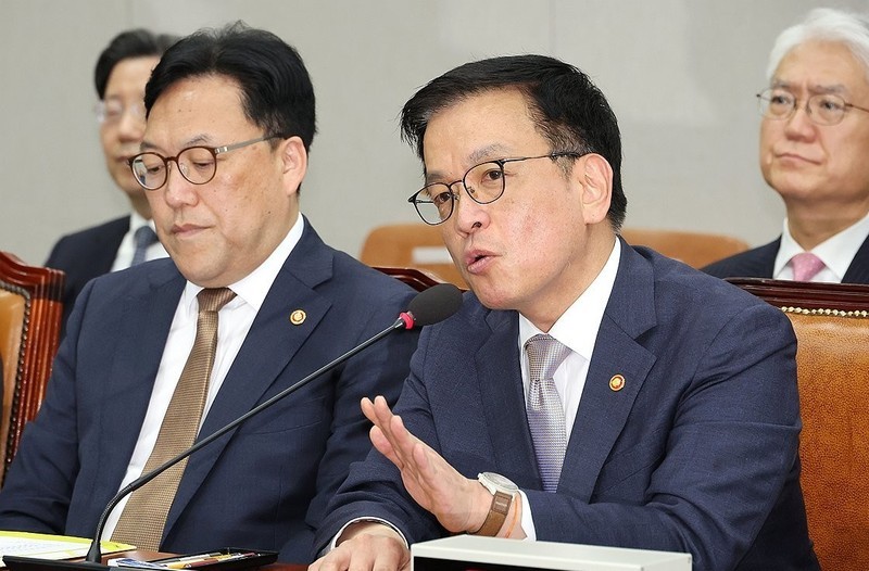 계엄 나흘 뒤 <b>휴대폰</b> 바꾼 <b>최상목</b>, 위증 지적에 "송구하다"