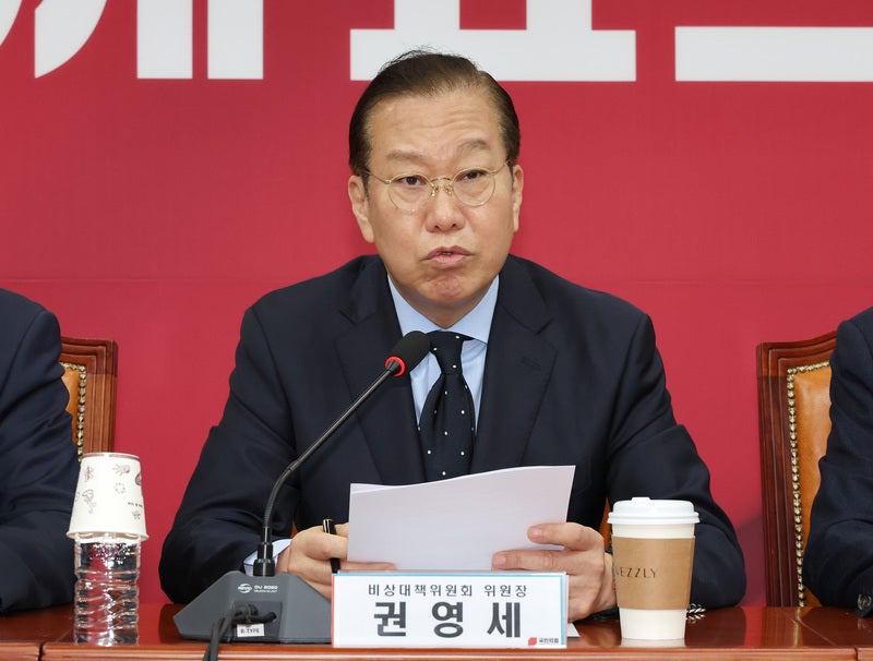 [단독] <b>권영세</b> "당 문 활짝 열겠다" 복당 시사에 "과거 발언과 어긋나" ...