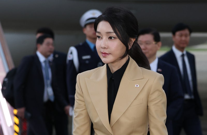 <b>김건희 여사</b> 측 "사저 압수수색, 전 대통령 부부 <b>망신주기</b>"