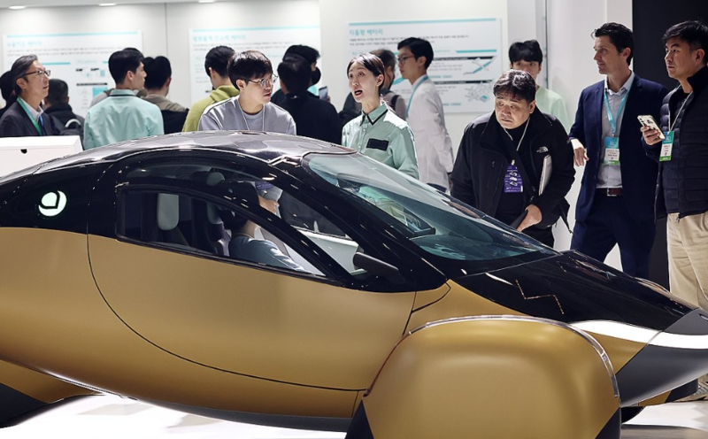 지난 3월 5일 서울 강남구 코엑스에서 열린 인터배터리 2025에서 LG에너지솔루션 부스를 둘러보는 관람객들 / 사진=연합뉴스