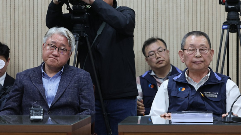 임금·단체협약(임단협) 2차 조정회의에 참석한 김정환 서울시버스운송조합 이사장(왼쪽)과 박점곤 서울시버스노동조합 위원장 / 사진=연합뉴스