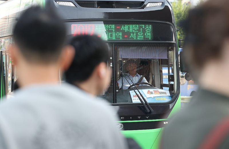 준법투쟁 안내문이 놓인 버스 / 사진=연합뉴스