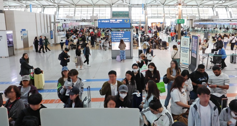 여행객들로 붐비는 공항 출국장 / 사진=연합뉴스