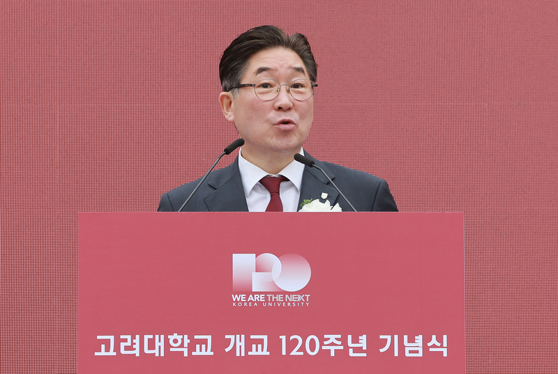5일 서울 성북구 고려대학교 중앙광장에서 열린 고려대 개교 120주년 기념식에 참석한 김동원 고려대 총장이 식사하고 있다./ 사진 = 연합뉴스