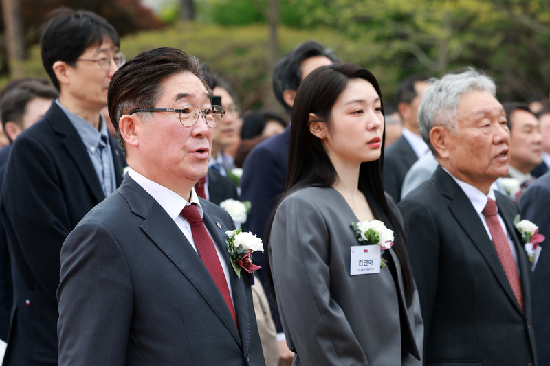 5일 서울 성북구 고려대학교 중앙광장에서 열린 고려대 개교 120주년 기념식에 참석한 김동원 고려대 총장(왼쪽)과 전 피겨스케이트 선수 김연아가 애국가를 부르고 있다./ 사진 = 연합뉴스