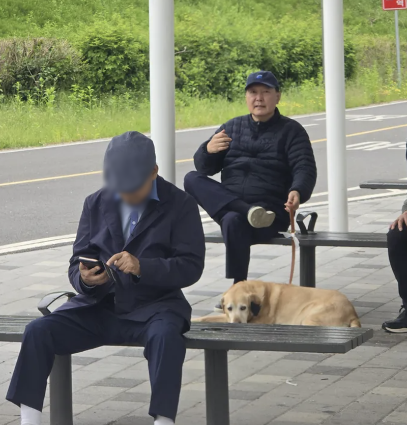 산책 중 목격된 윤석열 전 대통령 / 사진=온라인 커뮤니티 캡처