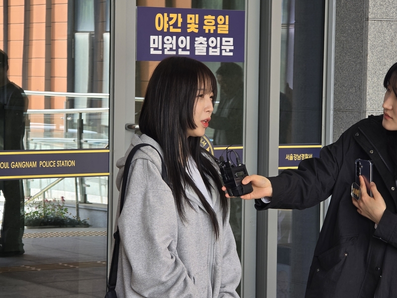 유튜브 채널 가로세로연구소 대표 김세의씨를 스토킹과 협박 등 혐의로 고소한 유튜버 쯔양(본명 박정원)이 8일 오후 서울 강남경찰서에서 고소인 조사를 마친 뒤 취재진의 질문에 답하고 있다./ 사진=연합뉴스