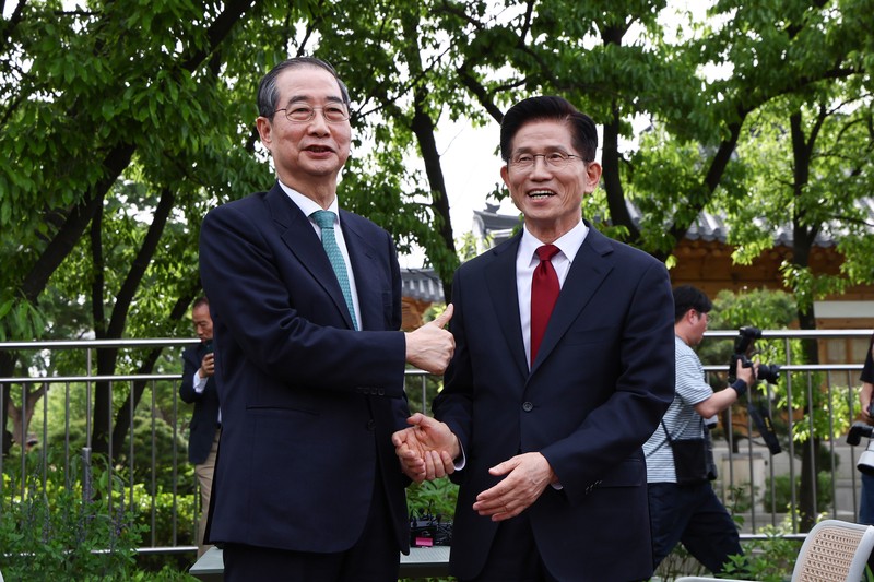 <b>김문수</b>-<b>한덕수</b>, <b>단일화 협상</b> 오후 8시 30분 재개