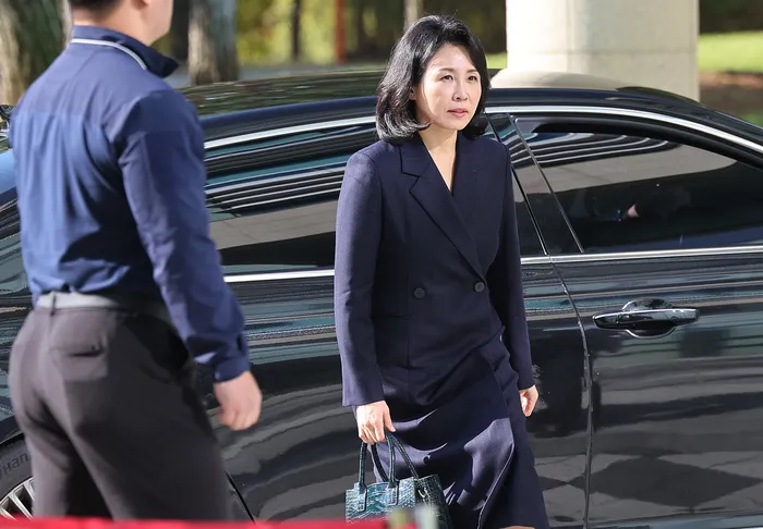 공직선거법 위반 혐의로 불구속기소 된 더불어민주당 이재명 대표의 배우자 김혜경 씨가 24일 오전 경기도 수원시 영통구 수원지방법원에서 열리는 공판에 출석하고 있다./ 사진 = 연합뉴스