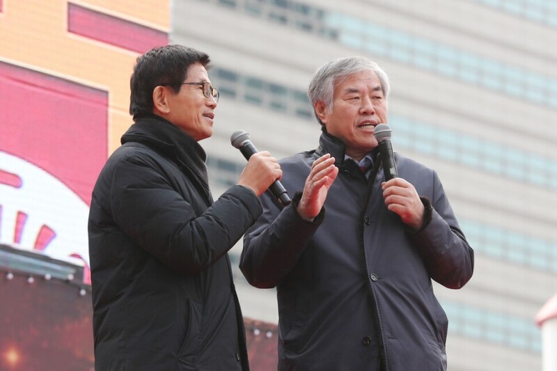 (왼쪽부터) 지난 2019년 12월 25일 당시 김문수 전 경기지사와 전광훈 한국기독교총연합회(한기총) 대표회장 목사가 서울 종로구 교보문고 앞에서 열린 ‘2019 자유 대한민국 전국 연합 성탄축제’에서 발언하고 있