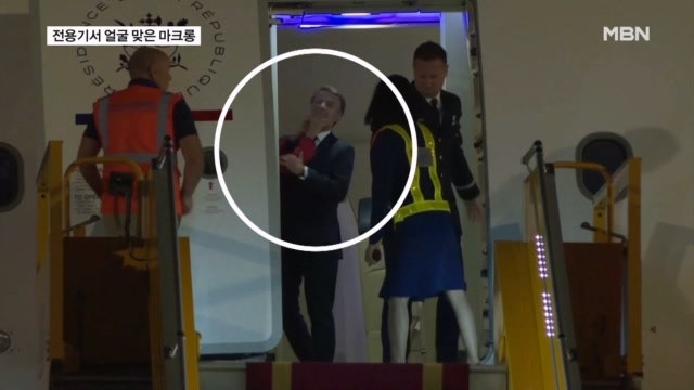 전용기서 부인에게 얼굴 맞은 <b>마크롱</b>…"아내와 장난친 것"