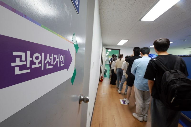 선관위 "'회송용 봉투 속 <b>이재명 기표용지</b>' 신고는…자작극 의심"