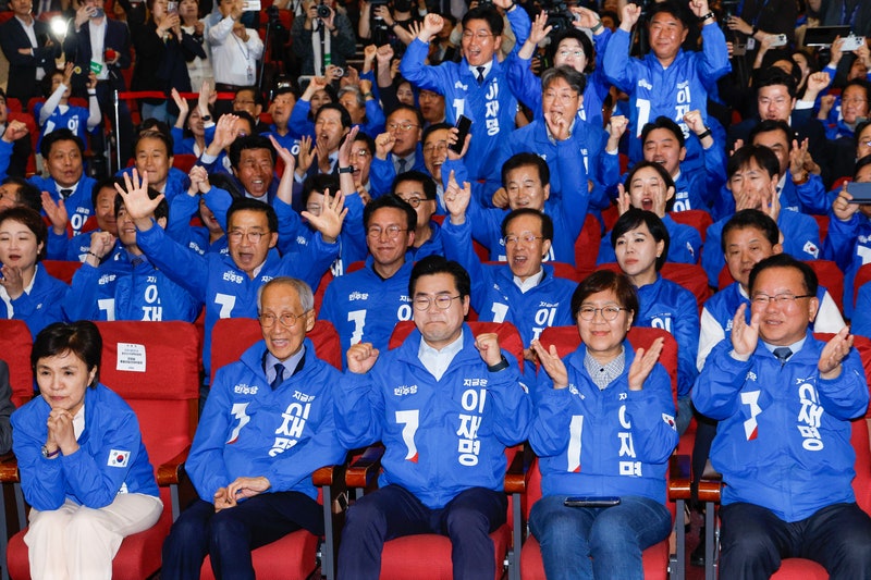'<b>이재명</b> 득표율 51.7%' <b>출구조사</b>에…민주 '<b>환호</b>', 국힘 '한숨'