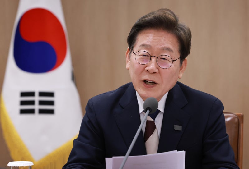이 <b>대통령</b>, 취임 후 <b>첫 국무회의 주재</b>…추경 등 논의