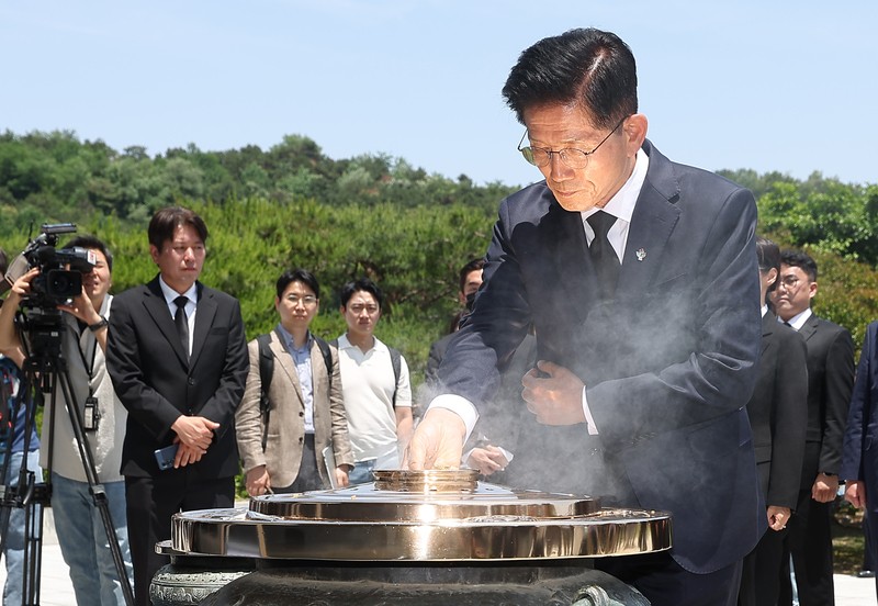 <b>현충원 참배</b>한 <b>김문수</b>…"욕심 없다"에도 계속 '당권 도전설'