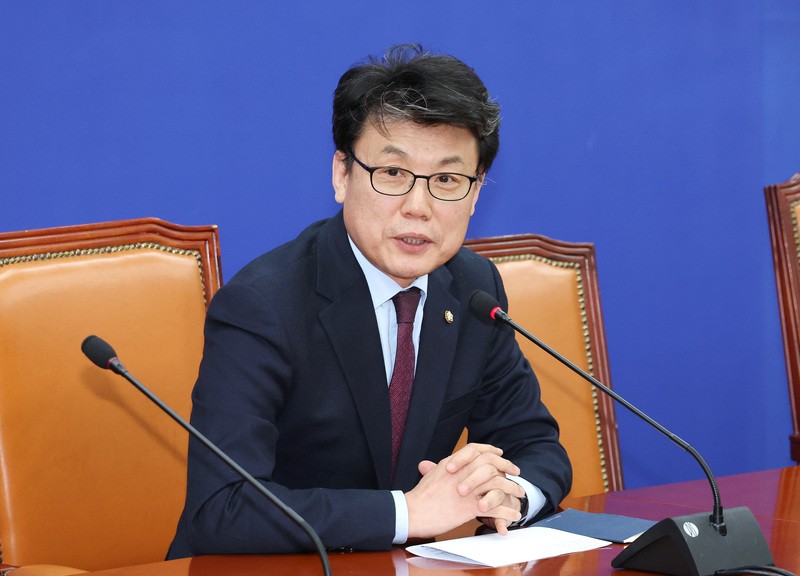 <b>진성준</b> "<b>25만 원</b> 민생<b>지원금</b> 검토"…'20조+α' 추경 시동 거나