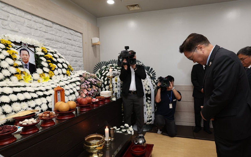 우원식, <b>태안화력</b> <b>김충현</b>씨 빈소서 "일하다 죽지 않는 사회 만들겠다"
