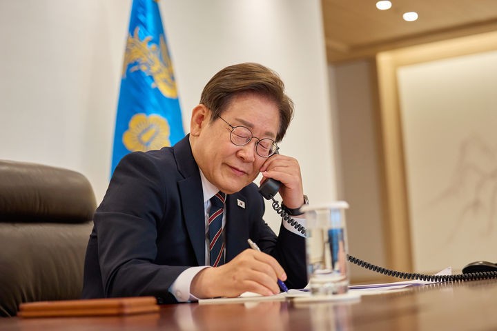 <b>이재명</b>·<b>시진핑</b> 첫 <b>통화</b>…"한·중은 전략적 동반자 관계"