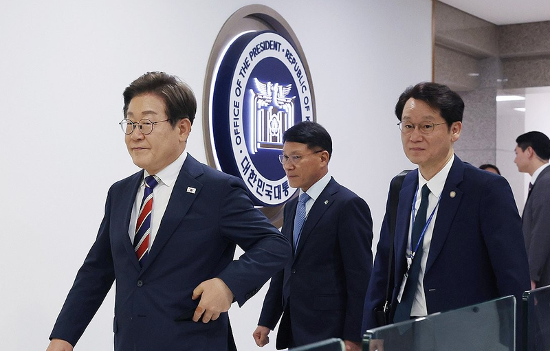 이 대통령, <b>체코</b> 총리와 첫 통화…"<b>원전</b> 시금석 삼아 <b>협력</b> 확대"