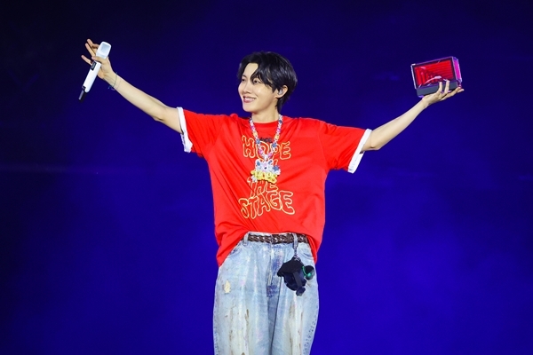 <b>제이홉</b>, 52만 4천 아미와 함께 ‘HOPE ON THE STAGE’ 성료!