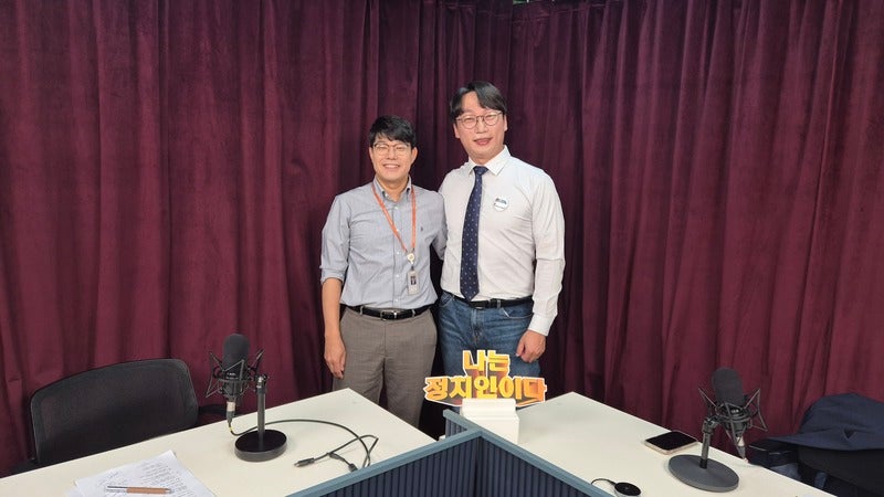 유튜브 '나는 정치인이다' 서정표 앵커(왼쪽)와 모경종 더불어민주당 의원