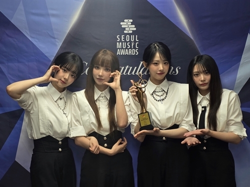 QWER, ‘제34회 <b>서울가요대상</b>’ 달궜다…본상 트로피 추가