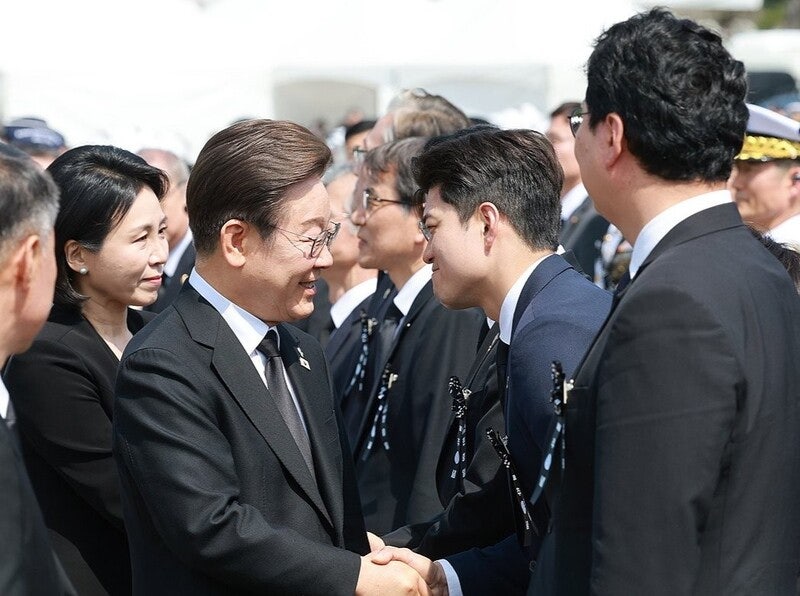 이 <b>대통령</b>, 오늘 <b>여야 지도부</b>와 첫 <b>회동</b>…"의제 제한없이 대화"