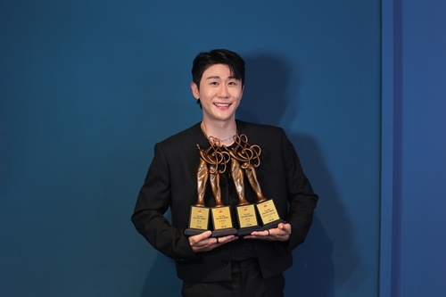<b>영탁</b>, ‘제34회 <b>서울가요대상</b>’ <b>4관왕</b> 수상…슈퍼슈퍼한 인기 대기록