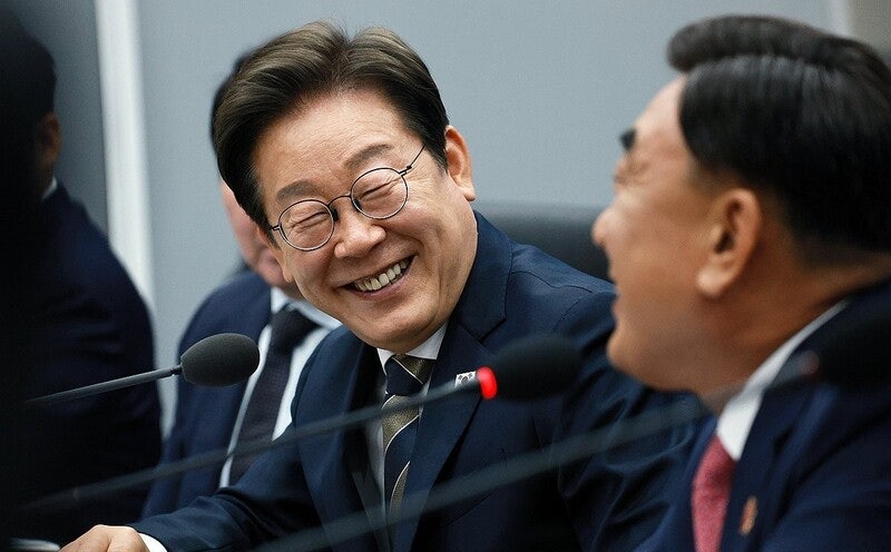 정상외교 데뷔한 이 대통령…"<b>국정</b> 수행 잘한다" 59.3% [리얼미터]